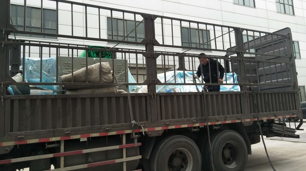 發(fā)往黑龍江的自動抽芯包紙繃帶打卷機、紗布分切機、紗布折疊機